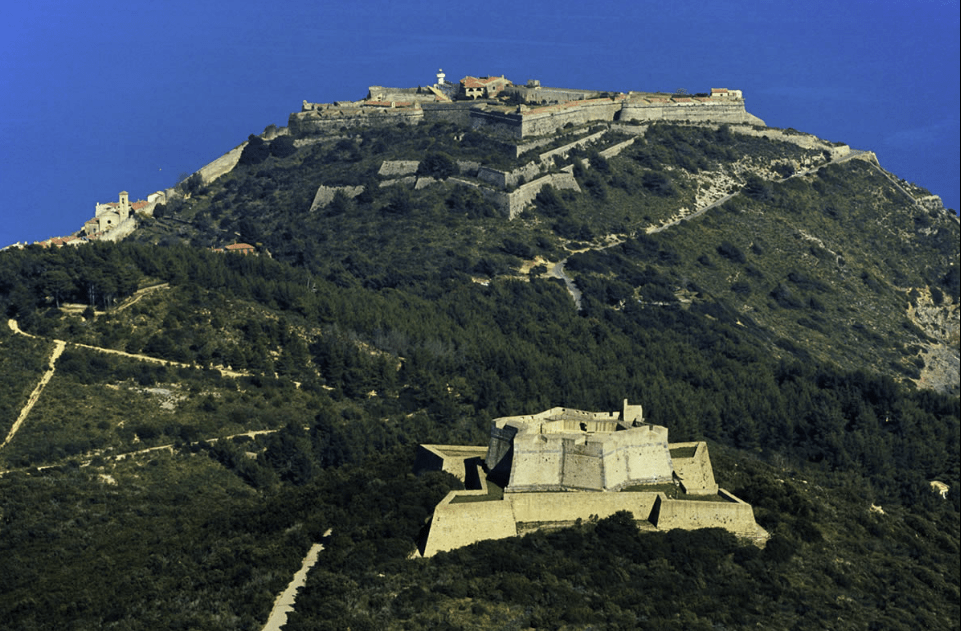 The beautiful sight of Forte Stella and La Rocca in Porto Ercole (photo via monteargentario.info)