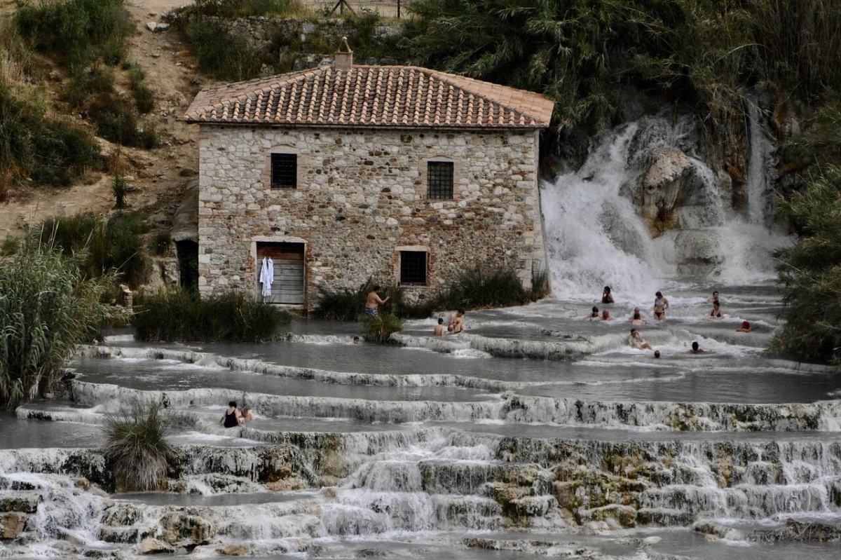 Saturnia hot springs (photo by maurizio Izzo on Pixabay)